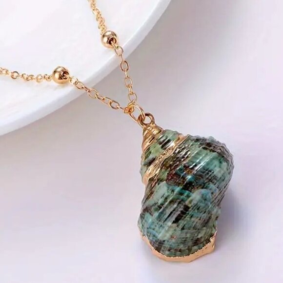 Sparkly Goldplated Shell Women's Fashion Pendant Goldplated Necklace - Picture 2 of 2